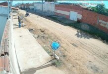 Câmera de monitoramento registra momento em que uma mulher é assassinada dentro de uma residência no bairro Mandacaru, em Petrolina-PE