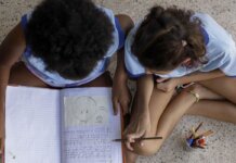 Metade dos estudantes não vê debate antirracista na escola, diz estudo