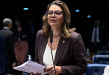 Senado vai celebrar campanha nacional de combate à violência contra a mulher À bancada, em pronunciamento, senadora Leila Barros (PDT-DF).