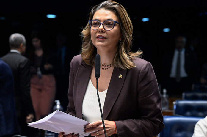 20260616_05025cm.jpg À bancada, em pronunciamento, senadora Leila Barros (PDT-DF).