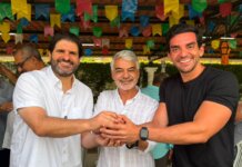 Humberto Costa entrega retroescavadeira em Nazaré da Mata e garante apoio em São Lourenço da Mata