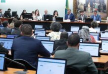 CCJ da Câmara suspende análise de PEC que reduz maioridade penal