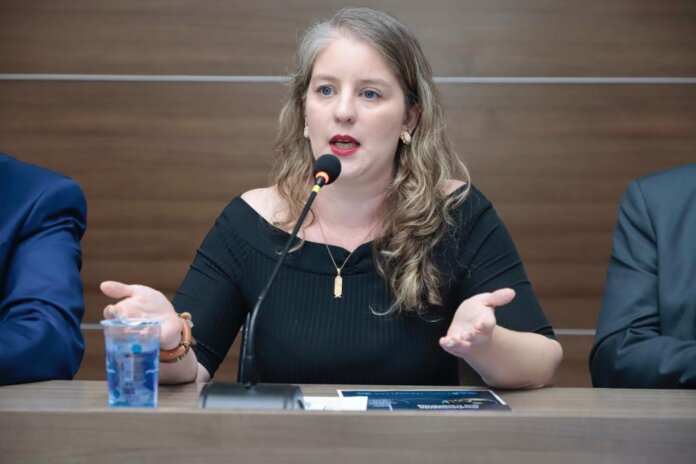 Camila Reis - presidente da APOC-PE 01