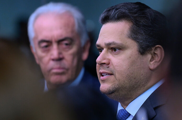 20251125_02945mo.jpg De acordo com Otto, o senador Weverton (PDT-MA) apresentará o relatório para a indicação no dia 3 de dezembro. Depois da leitura, Otto concederá vista coletiva de uma semana para os membros da Comissão. Depois desse prazo, a CCJ votará a indicação no dia 10, encaminhando a decisão ao Plenário do Senado.