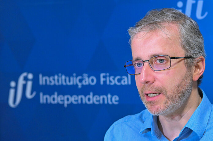 20260820_00481t.jpg O RAF traz, mensalmente, avaliações conjunturais sobre a macroeconomia, receitas e despesas públicas, e o ciclo orçamentário. Duas vezes por ano, em maio e novembro, o RAF também traz atualizações das projeções macrofiscais da IFI para os próximos anos, na forma de cenários base, otimista e pessimista.
