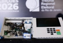Urna eletrônica é aberta em transmissão ao vivo pela primeira vez
