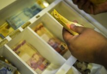 Trabalhadores nascidos em novembro e dezembro recebem abono salarial