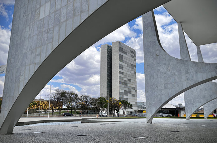 20240124_00003leo.jpg Sede das duas Casas do Poder Legislativo e um dos mais famosos cartões postais do Brasil, o Palácio do Congresso Nacional é composto por duas cúpulas e duas torres de 28 andares, que abrigam a Câmara dos Deputados e o Senado Federal.