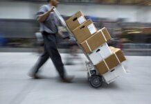 Fim da ‘taxa das blusinhas’ para compras até US$ 50 agora é lei