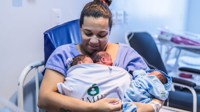 Fotos-Vivian-Ramos-2-scaled.jpeg Colo de Mãe acompanha chegada dos primeiros trigêmeos assistidos pelo programa