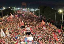 Lula faz passeata entre Juazeiro e Petrolina, anuncia tarifa zero no transporte e pede votos